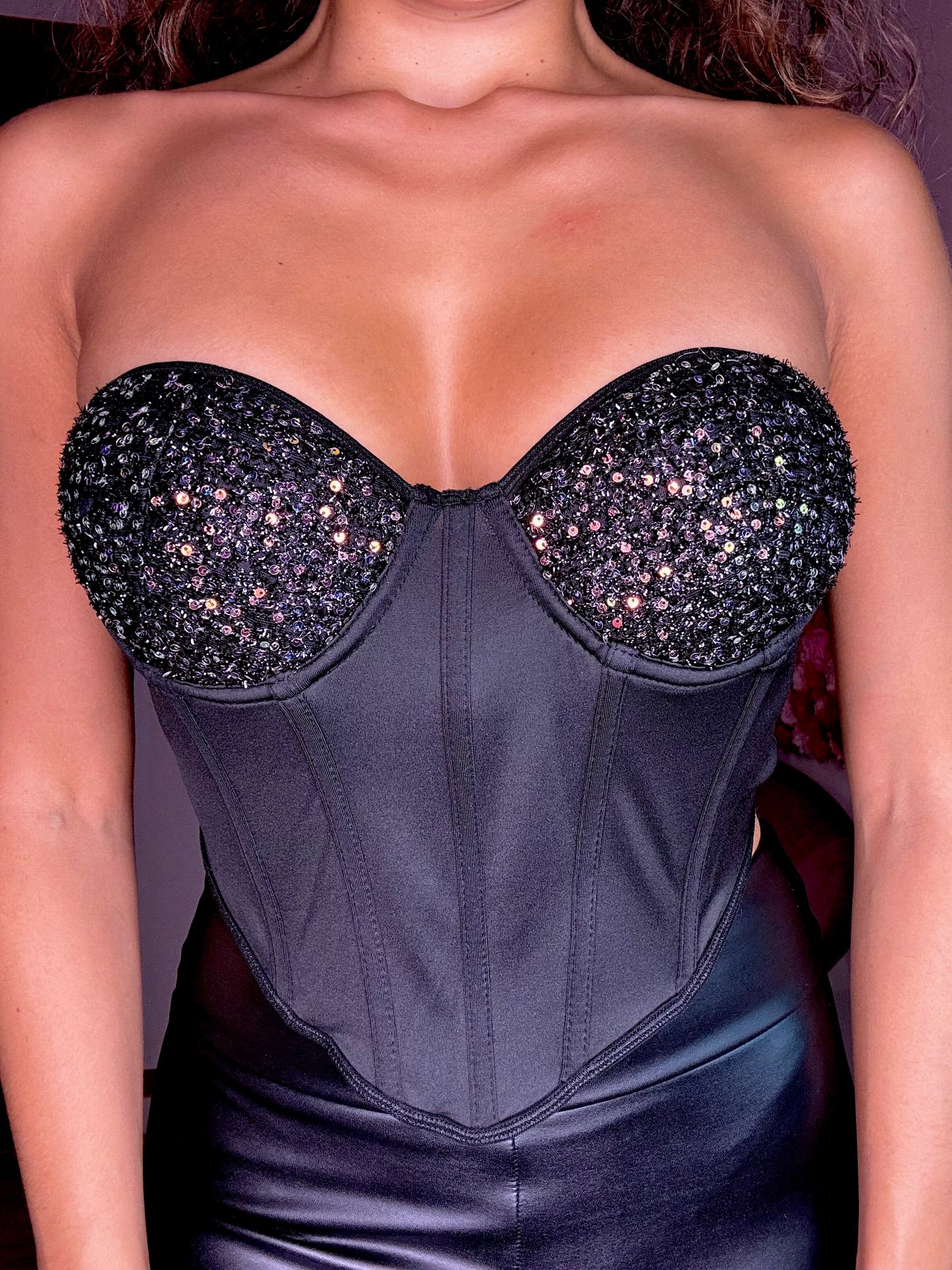 Corsetto con coppette di strass nero con piccoli riflessi oro