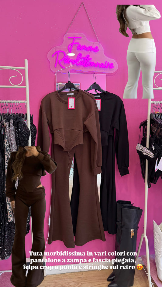 Tuta con stringhe posteriori in vari colori