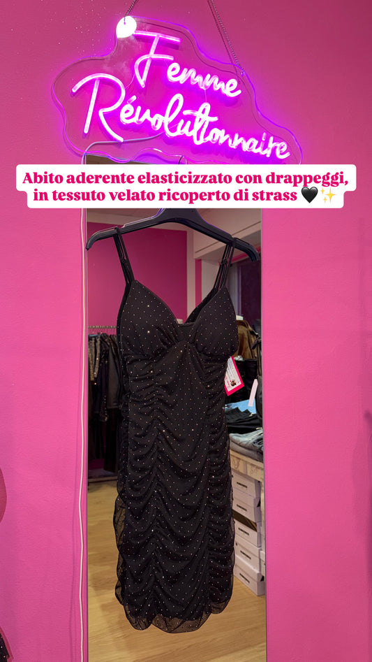 Abito aderente ricoperto di strass